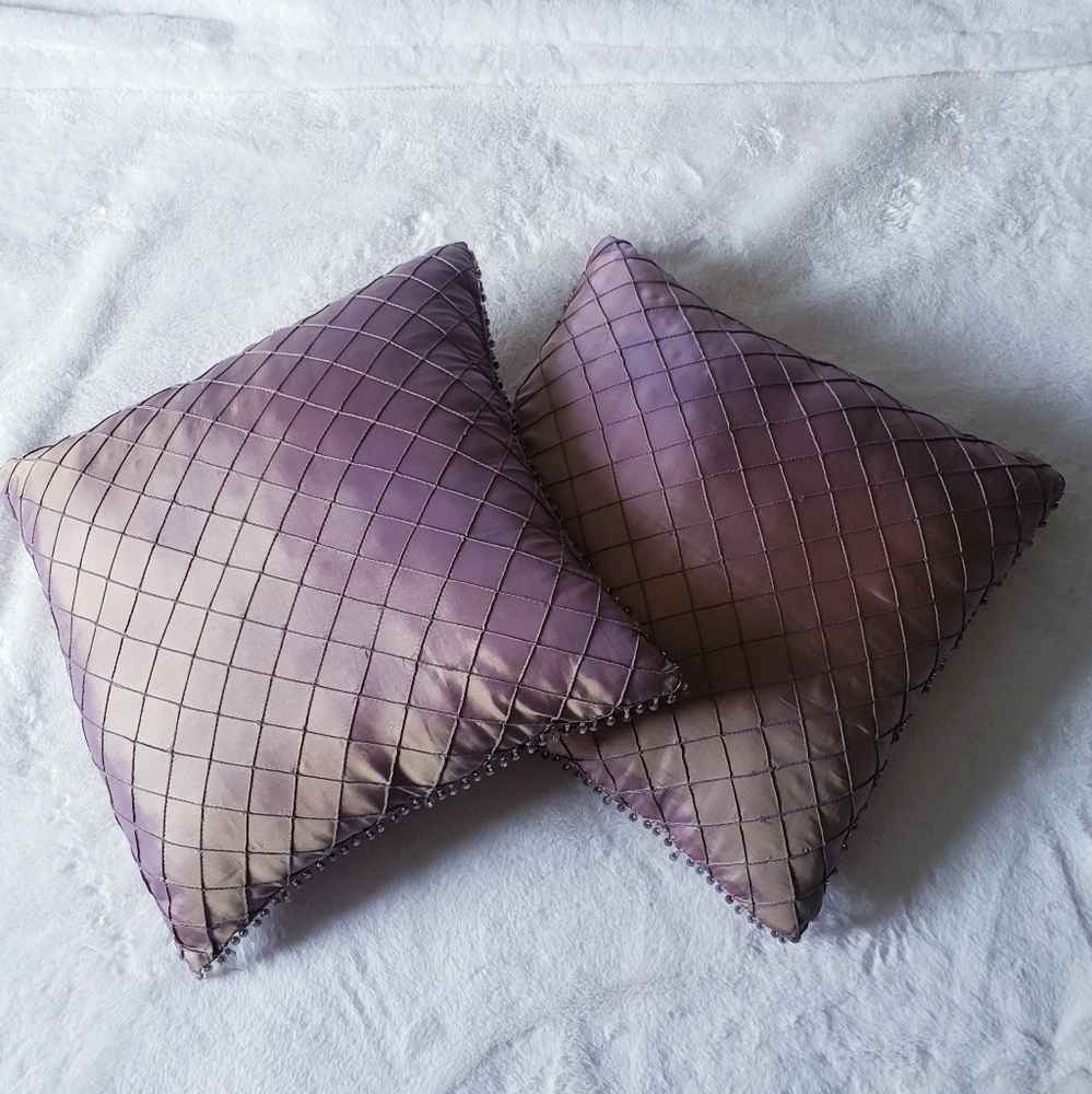 2x Silk Style Accent Pillows - Picture 9 of 16